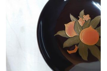 大正〜昭和初期　輪島塗　果物　蒔絵　それぞれ大胆に描かれた図柄が素敵な銘々皿5客セット(枇杷、葡萄、銀杏、石榴(柘榴)、桃、漆器、菓子器、和食器、中皿、和皿、木箱付き、袋付き)(R-072303)