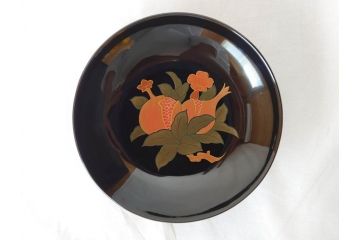 大正〜昭和初期　輪島塗　果物　蒔絵　それぞれ大胆に描かれた図柄が素敵な銘々皿5客セット(枇杷、葡萄、銀杏、石榴(柘榴)、桃、漆器、菓子器、和食器、中皿、和皿、木箱付き、袋付き)(R-072303)