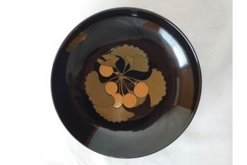 大正〜昭和初期　輪島塗　果物　蒔絵　それぞれ大胆に描かれた図柄が素敵な銘々皿5客セット(枇杷、葡萄、銀杏、石榴(柘榴)、桃、漆器、菓子器、和食器、中皿、和皿、木箱付き、袋付き)(R-072303)