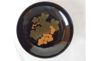 大正〜昭和初期　輪島塗　果物　蒔絵　それぞれ大胆に描かれた図柄が素敵な銘々皿5客セット(枇杷、葡萄、銀杏、石榴(柘榴)、桃、漆器、菓子器、和食器、中皿、和皿、木箱付き、袋付き)(R-072303)