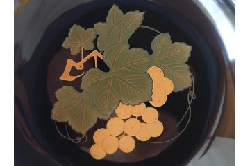 大正〜昭和初期　輪島塗　果物　蒔絵　それぞれ大胆に描かれた図柄が素敵な銘々皿5客セット(枇杷、葡萄、銀杏、石榴(柘榴)、桃、漆器、菓子器、和食器、中皿、和皿、木箱付き、袋付き)(R-072303)