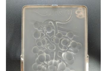 アンティーク　1920年代　レア　ルネ・ラリック(R.LALIQUE)　マスカット(葡萄)　珍しいデザインながらも取り入れやすいメニューホルダー(メニュー立て、メニュースタンド、ガラス、ギャルリーオルフェ(GALERIE ORPHEE)、案内、看板、箱付き)(R-072304)