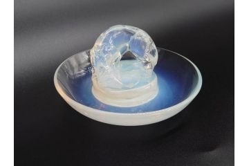 1926年　ルネ・ラリック(R.LALIQUE)　キツネ　オパルセントガラス　手彫りで作られた意匠が美しいピントレイ(ギャルリーオルフェ(GALERIE ORPHEE)、灰皿、オブジェ、アクセサリートレイ、箱付き)(R-072305)