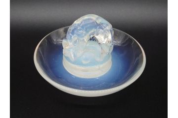 1926年　ルネ・ラリック(R.LALIQUE)　キツネ　オパルセントガラス　手彫りで作られた意匠が美しいピントレイ(ギャルリーオルフェ(GALERIE ORPHEE)、灰皿、オブジェ、アクセサリートレイ、箱付き)(R-072305)