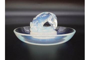 1926年　ルネ・ラリック(R.LALIQUE)　キツネ　オパルセントガラス　手彫りで作られた意匠が美しいピントレイ(ギャルリーオルフェ(GALERIE ORPHEE)、灰皿、オブジェ、アクセサリートレイ、箱付き)(R-072305)