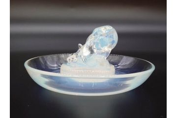 1926年　ルネ・ラリック(R.LALIQUE)　キツネ　オパルセントガラス　手彫りで作られた意匠が美しいピントレイ(ギャルリーオルフェ(GALERIE ORPHEE)、灰皿、オブジェ、アクセサリートレイ、箱付き)(R-072305)