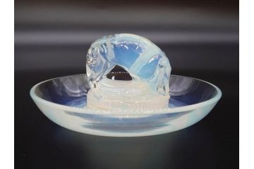 1926年　ルネ・ラリック(R.LALIQUE)　キツネ　オパルセントガラス　手彫りで作られた意匠が美しいピントレイ(ギャルリーオルフェ(GALERIE ORPHEE)、灰皿、オブジェ、アクセサリートレイ、箱付き)(R-072305)