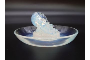 1926年　ルネ・ラリック(R.LALIQUE)　キツネ　オパルセントガラス　手彫りで作られた意匠が美しいピントレイ(ギャルリーオルフェ(GALERIE ORPHEE)、灰皿、オブジェ、アクセサリートレイ、箱付き)(R-072305)