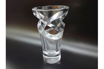 フランス　Baccarat　バカラ　トルネード　斬新なデザインが高級感溢れるフラワーベース(花瓶、花入、花器、フルレッドクリスタルガラス)(R-072306)