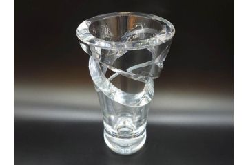 フランス　Baccarat　バカラ　トルネード　斬新なデザインが高級感溢れるフラワーベース(花瓶、花入、花器、フルレッドクリスタルガラス)(R-072306)