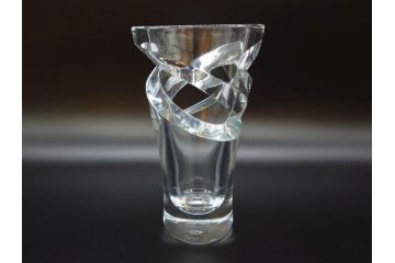 フランス　Baccarat　バカラ　トルネード　斬新なデザインが高級感溢れるフラワーベース(花瓶、花入、花器、フルレッドクリスタルガラス)(R-072306)