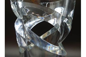 フランス　Baccarat　バカラ　トルネード　斬新なデザインが高級感溢れるフラワーベース(花瓶、花入、花器、フルレッドクリスタルガラス)(R-072306)