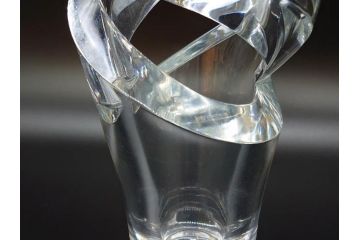フランス　Baccarat　バカラ　トルネード　斬新なデザインが高級感溢れるフラワーベース(花瓶、花入、花器、フルレッドクリスタルガラス)(R-072306)