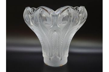 フランス　LALIQUE(ラリック)　クリスタルガラス　花のようなデザインが美しいフラワーベース(花瓶、花入、花器)(R-072307)