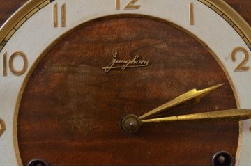 アンティーク時計　ドイツ製　JUNGHANS(ユンハンス)社　木の温もりを感じるデザインが素敵な置き時計(置時計、古時計)(R-072356)
