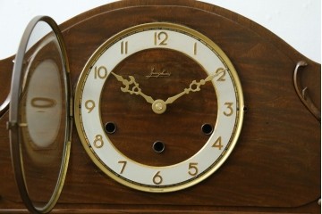 アンティーク時計　ドイツ製　JUNGHANS(ユンハンス)社　木の温もりを感じるデザインが素敵な置き時計　(R-072356)