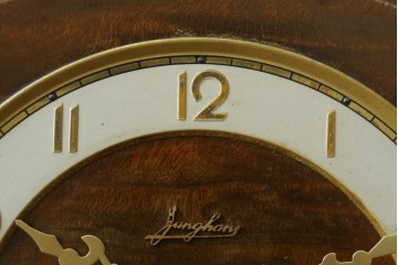 アンティーク時計　ドイツ製　JUNGHANS(ユンハンス)社　木の温もりを感じるデザインが素敵な置き時計　(R-072356)