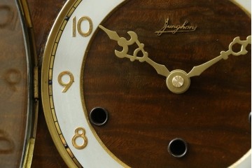 アンティーク時計　ドイツ製　JUNGHANS(ユンハンス)社　木の温もりを感じるデザインが素敵な置き時計　(R-072356)