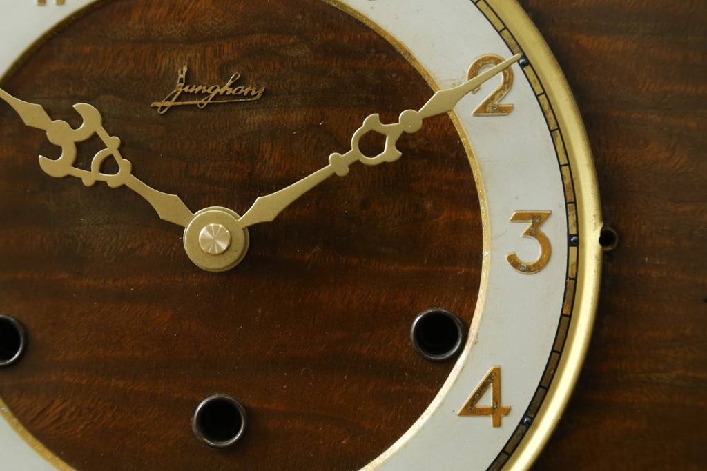 アンティーク時計　ドイツ製　JUNGHANS(ユンハンス)社　木の温もりを感じるデザインが素敵な置き時計　(R-072356)
