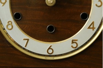 アンティーク時計　ドイツ製　JUNGHANS(ユンハンス)社　木の温もりを感じるデザインが素敵な置き時計　(R-072356)