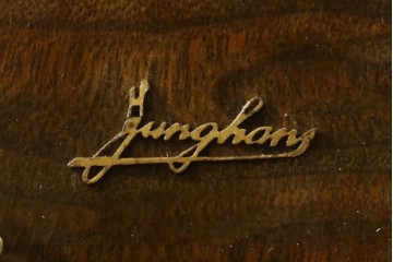 アンティーク時計　ドイツ製　JUNGHANS(ユンハンス)社　木の温もりを感じるデザインが素敵な置き時計　(R-072356)