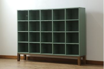 和製アンティーク　くすみカラーのペイントがレトロな雰囲気を醸し出すマス目棚(升目棚、下駄箱、収納棚、飾り棚、本棚)(R-072382)