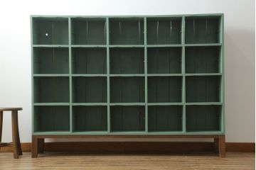 和製アンティーク　くすみカラーのペイントがレトロな雰囲気を醸し出すマス目棚(升目棚、下駄箱、収納棚、飾り棚、本棚)(R-072382)