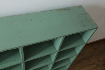 和製アンティーク　くすみカラーのペイントがレトロな雰囲気を醸し出すマス目棚(升目棚、下駄箱、収納棚、飾り棚、本棚)(R-072382)