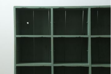 和製アンティーク　くすみカラーのペイントがレトロな雰囲気を醸し出すマス目棚(升目棚、下駄箱、収納棚、飾り棚、本棚)(R-072382)