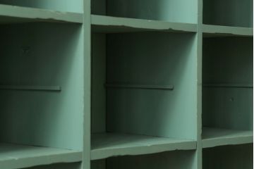 和製アンティーク　くすみカラーのペイントがレトロな雰囲気を醸し出すマス目棚(升目棚、下駄箱、収納棚、飾り棚、本棚)(R-072382)