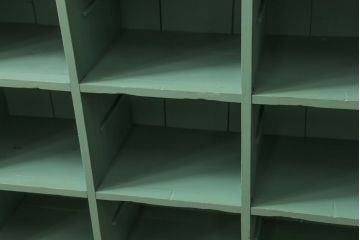和製アンティーク　くすみカラーのペイントがレトロな雰囲気を醸し出すマス目棚(升目棚、下駄箱、収納棚、飾り棚、本棚)(R-072382)