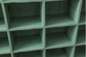 和製アンティーク　くすみカラーのペイントがレトロな雰囲気を醸し出すマス目棚(升目棚、下駄箱、収納棚、飾り棚、本棚)(R-072382)