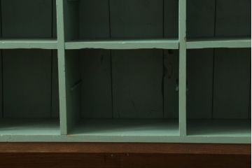 和製アンティーク　くすみカラーのペイントがレトロな雰囲気を醸し出すマス目棚(升目棚、下駄箱、収納棚、飾り棚、本棚)(R-072382)