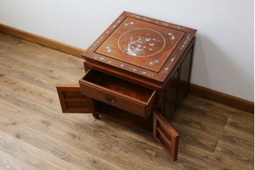 アジアンビンテージ　螺鈿(ラデン)入り　花梨(カリン)材　赤みがかった色合いと螺鈿(ラデン)細工が美しいサイドテーブル(ナイトテーブル、花台、飾り台、ヴィンテージ)(R-072383)
