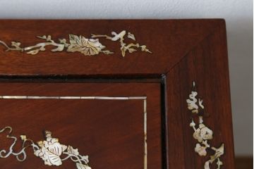 アジアンビンテージ　螺鈿(ラデン)入り　花梨(カリン)材　赤みがかった色合いと螺鈿(ラデン)細工が美しいサイドテーブル(ナイトテーブル、花台、飾り台、ヴィンテージ)(R-072383)