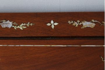 アジアンビンテージ　螺鈿(ラデン)入り　花梨(カリン)材　赤みがかった色合いと螺鈿(ラデン)細工が美しいサイドテーブル(ナイトテーブル、花台、飾り台、ヴィンテージ)(R-072383)