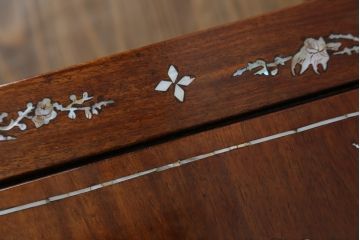 アジアンビンテージ　螺鈿(ラデン)入り　花梨(カリン)材　赤みがかった色合いと螺鈿(ラデン)細工が美しいサイドテーブル(ナイトテーブル、花台、飾り台、ヴィンテージ)(R-072383)