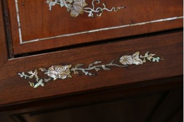アジアンビンテージ　螺鈿(ラデン)入り　花梨(カリン)材　赤みがかった色合いと螺鈿(ラデン)細工が美しいサイドテーブル(ナイトテーブル、花台、飾り台、ヴィンテージ)(R-072383)