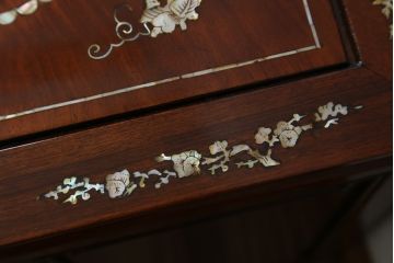 アジアンビンテージ　螺鈿(ラデン)入り　花梨(カリン)材　赤みがかった色合いと螺鈿(ラデン)細工が美しいサイドテーブル(ナイトテーブル、花台、飾り台、ヴィンテージ)(R-072383)