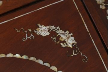 アジアンビンテージ　螺鈿(ラデン)入り　花梨(カリン)材　赤みがかった色合いと螺鈿(ラデン)細工が美しいサイドテーブル(ナイトテーブル、花台、飾り台、ヴィンテージ)(R-072383)