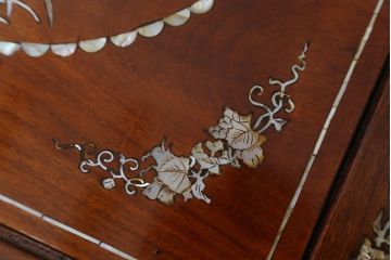 アジアンビンテージ　螺鈿(ラデン)入り　花梨(カリン)材　赤みがかった色合いと螺鈿(ラデン)細工が美しいサイドテーブル(ナイトテーブル、花台、飾り台、ヴィンテージ)(R-072383)