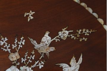 アジアンビンテージ　螺鈿(ラデン)入り　花梨(カリン)材　赤みがかった色合いと螺鈿(ラデン)細工が美しいサイドテーブル(ナイトテーブル、花台、飾り台、ヴィンテージ)(R-072383)