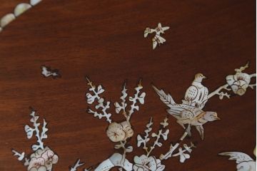 アジアンビンテージ　螺鈿(ラデン)入り　花梨(カリン)材　赤みがかった色合いと螺鈿(ラデン)細工が美しいサイドテーブル(ナイトテーブル、花台、飾り台、ヴィンテージ)(R-072383)