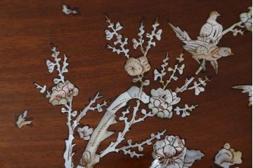 アジアンビンテージ　螺鈿(ラデン)入り　花梨(カリン)材　赤みがかった色合いと螺鈿(ラデン)細工が美しいサイドテーブル(ナイトテーブル、花台、飾り台、ヴィンテージ)(R-072383)