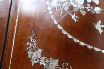 アジアンビンテージ　螺鈿(ラデン)入り　花梨(カリン)材　赤みがかった色合いと螺鈿(ラデン)細工が美しいサイドテーブル(ナイトテーブル、花台、飾り台、ヴィンテージ)(R-072383)