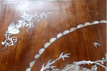 アジアンビンテージ　螺鈿(ラデン)入り　花梨(カリン)材　赤みがかった色合いと螺鈿(ラデン)細工が美しいサイドテーブル(ナイトテーブル、花台、飾り台、ヴィンテージ)(R-072383)