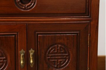 アジアンビンテージ　螺鈿(ラデン)入り　花梨(カリン)材　赤みがかった色合いと螺鈿(ラデン)細工が美しいサイドテーブル(ナイトテーブル、花台、飾り台、ヴィンテージ)(R-072383)