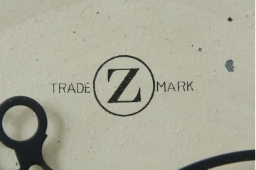 和製アンティーク　横浜エムズイ商会　TRADE(Z)MARK(トレードマーク)　横窓縁のダイヤガラスが素敵な掛け時計　(R-072397)