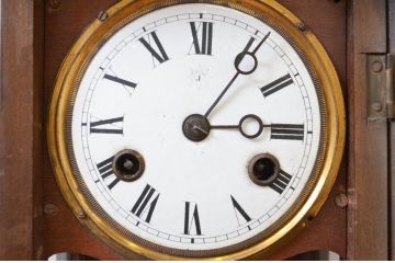 アンティーク時計　ドイツ製　JUNGHANS(ユンハンス)社　凝った意匠が目を引く掛け時計(振り子時計、柱時計、古時計)(R-072399)