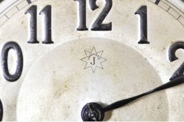 アンティーク時計　ドイツ製　JUNGHANS(ユンハンス)社　重厚感あるクラシカルなデザインが目を惹く掛け時計(振り子時計、柱時計、古時計)(R-072435)